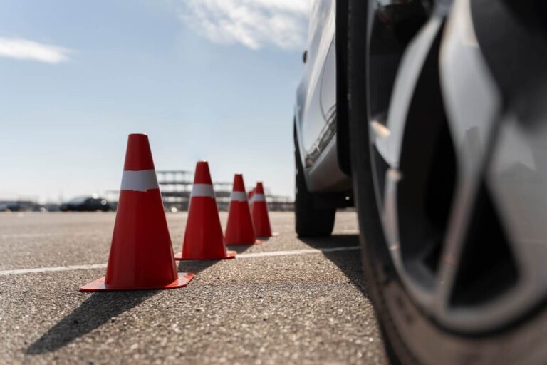 cones-de-transito-e-carro-para-teste-de-carteira-de-motorista_23-2150318451 (1)