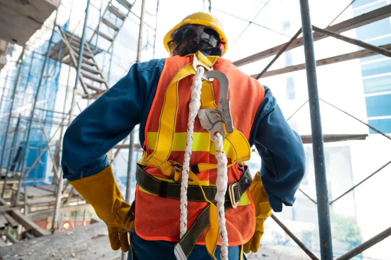 homem-de-visao-traseira-com-equipamento-de-seguranca_23-2148908443