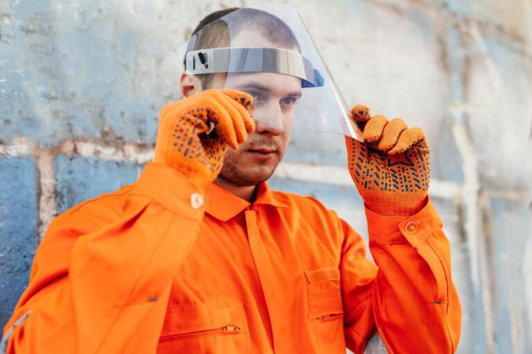 trabalhador-de-uniforme-com-protetor-facial-e-luvas-de-protecao_23-2148773458 (1)
